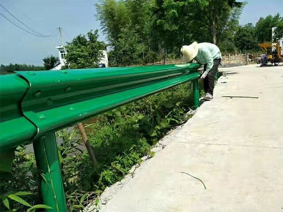 林芝波形护栏是由哪些部分组成的